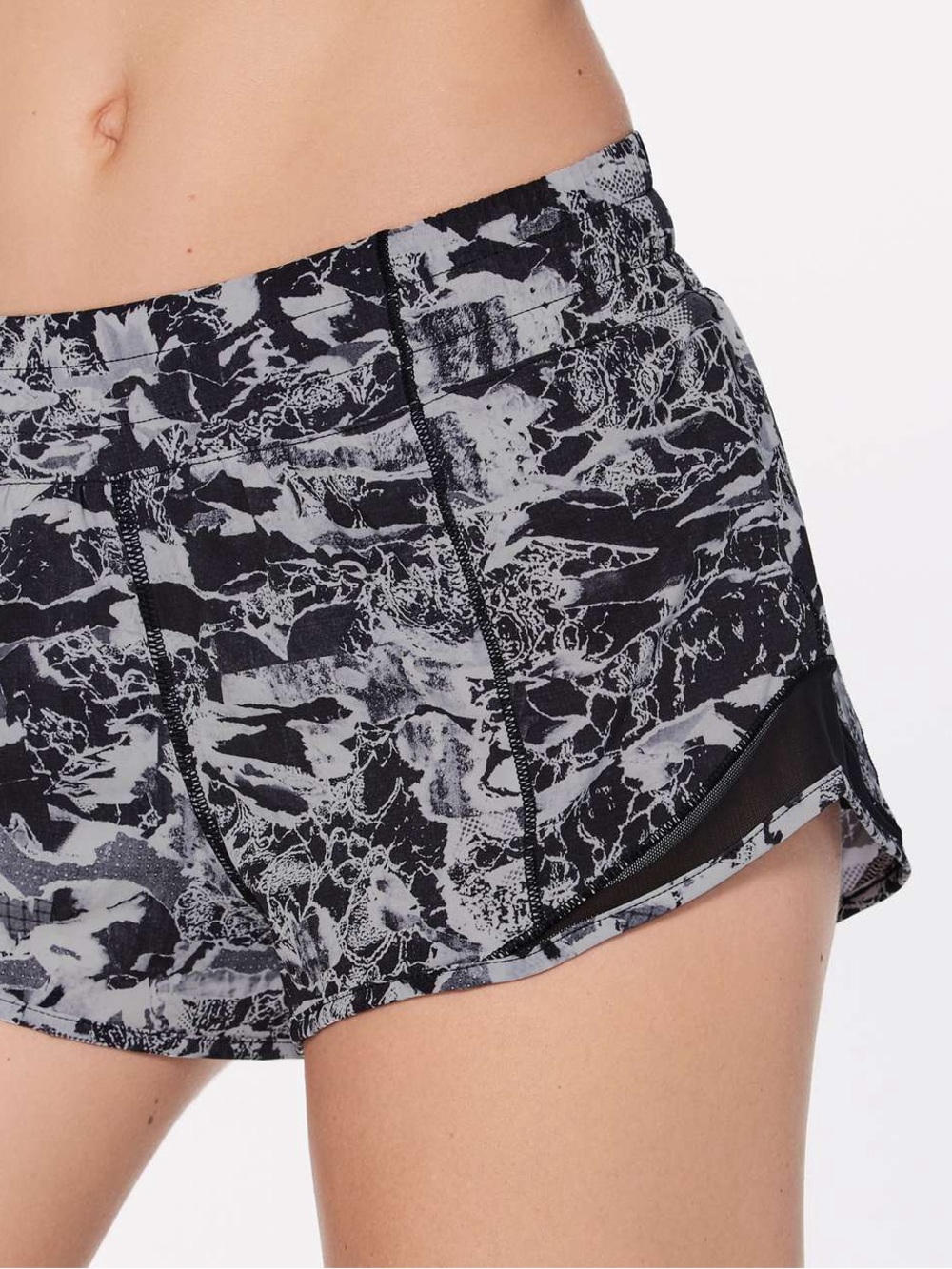 Lululemon Hotty Hot Short (2.5")
Interlaced Alpine White Black / Black - Size 10